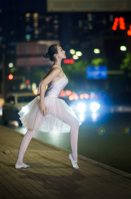 国足控球主导战术对抗防反战术成效,足球 防守反击